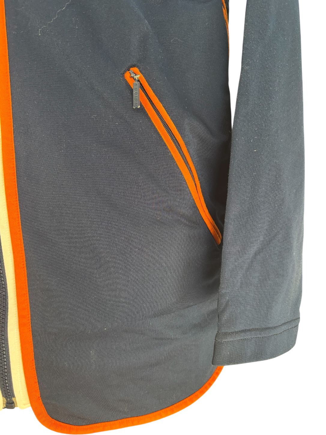 Felpa con zip e dettagli a contrasto