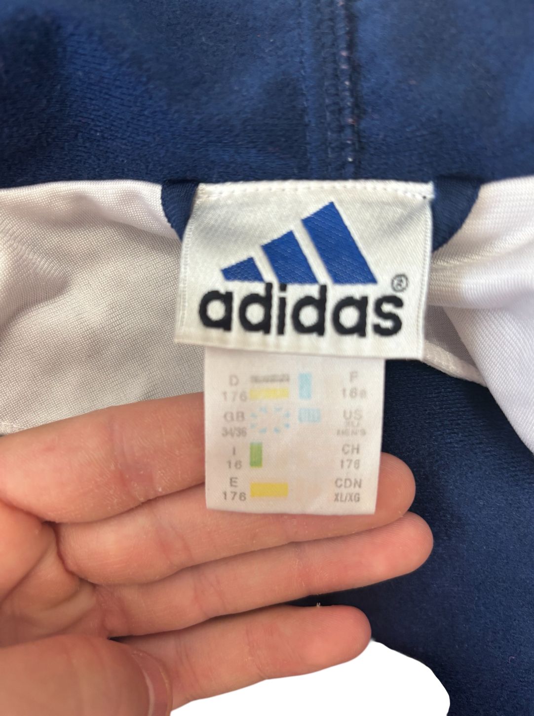 Felpa con zip e dettagli a contrasto