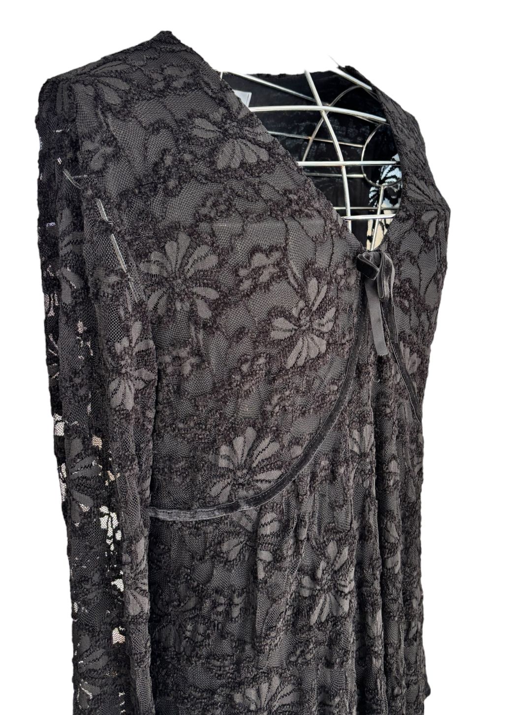 Abito lungo in pizzo con motivi floreali e scollo a v BASILE