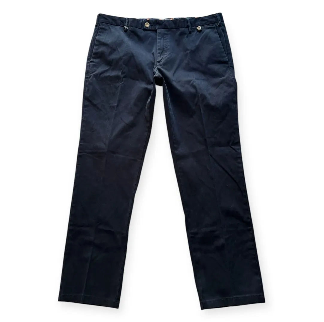 Pantalone classico con bottone decentrato a contrasto