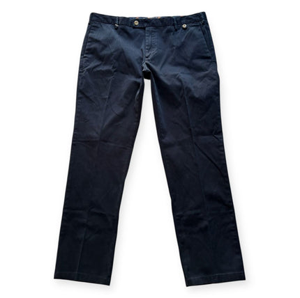 Pantalone classico con bottone decentrato a contrasto