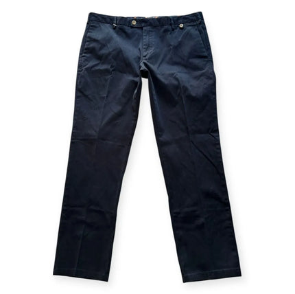 Pantalone classico con bottone decentrato a contrasto