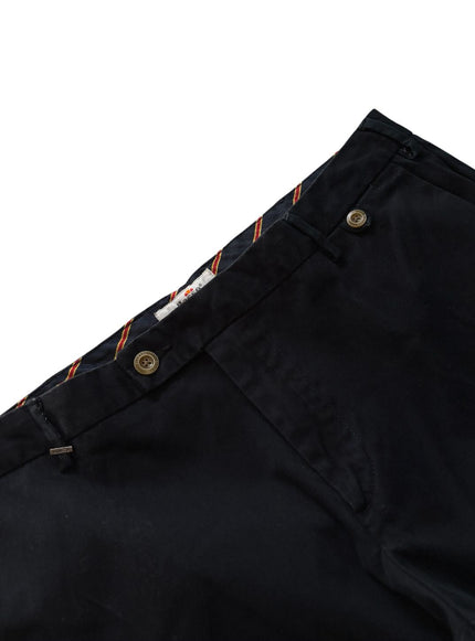 Pantalone classico con bottone decentrato a contrasto
