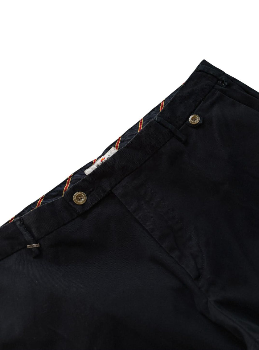 Pantalone classico con bottone decentrato a contrasto