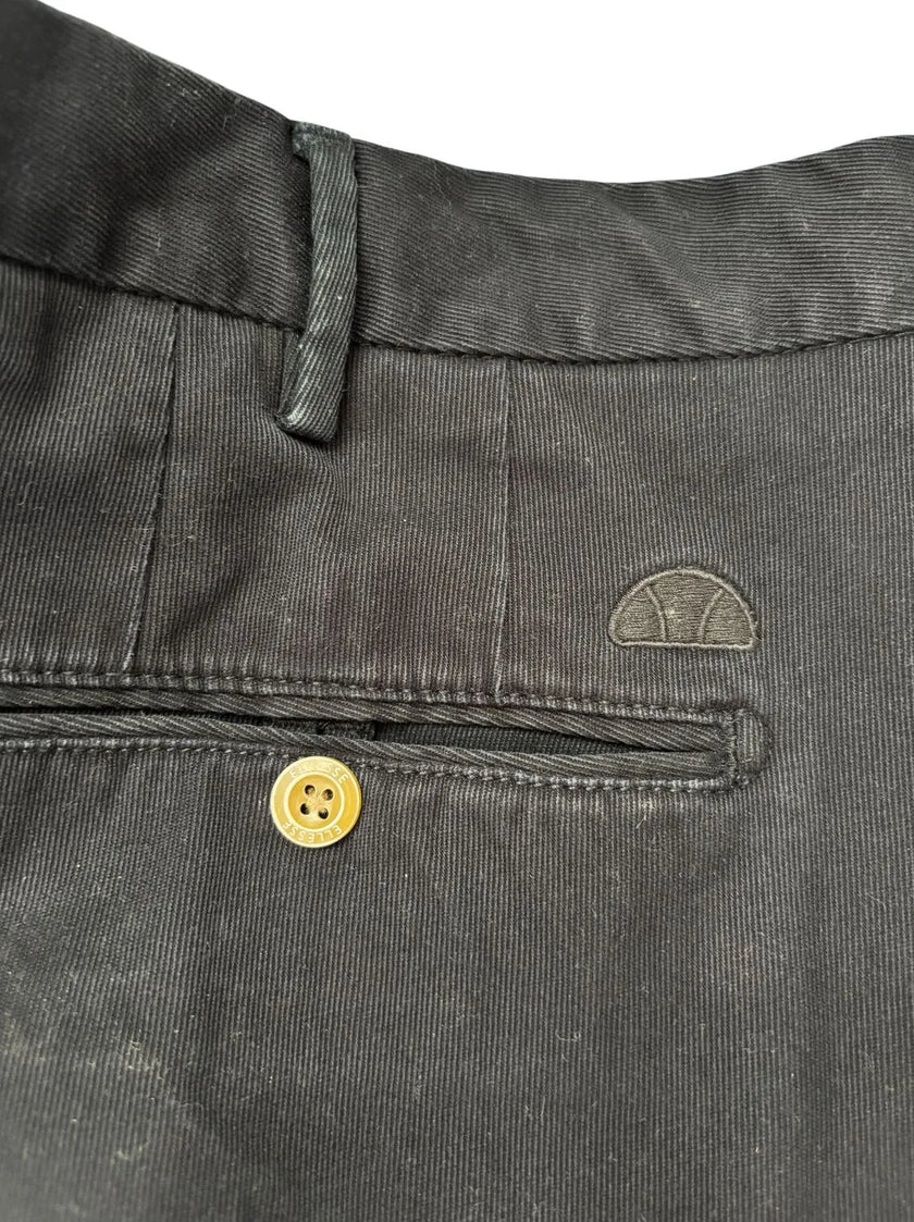 Pantalone classico con bottone decentrato a contrasto