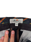 Pantalone classico con bottone decentrato a contrasto