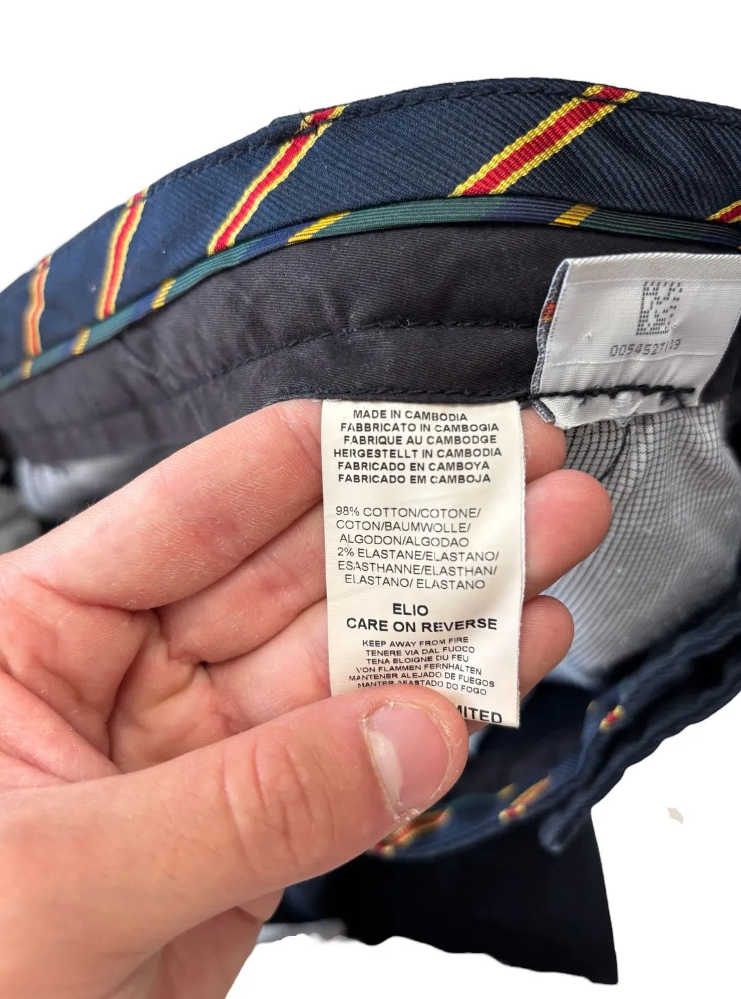 Pantalone classico con bottone decentrato a contrasto