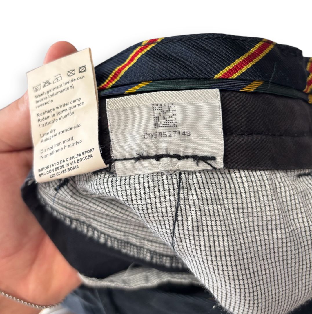 Pantalone classico con bottone decentrato a contrasto