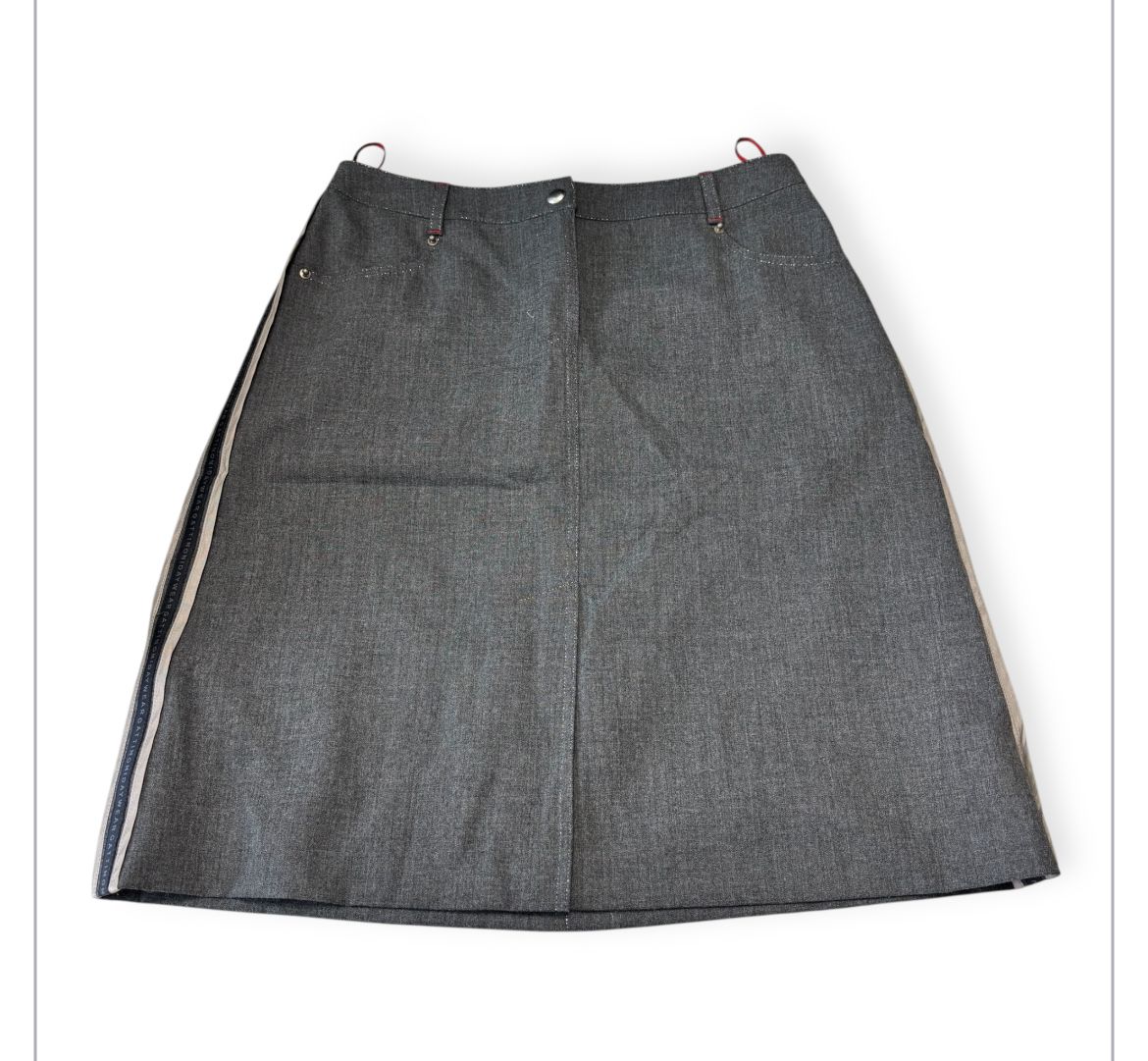 Gonna chiusura bottone con bordini a contrasto con scritta