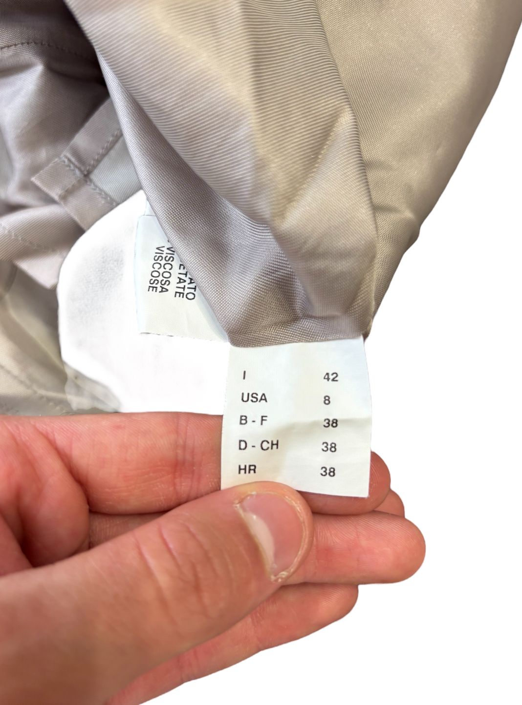 Gonna chiusura bottone con bordini a contrasto con scritta