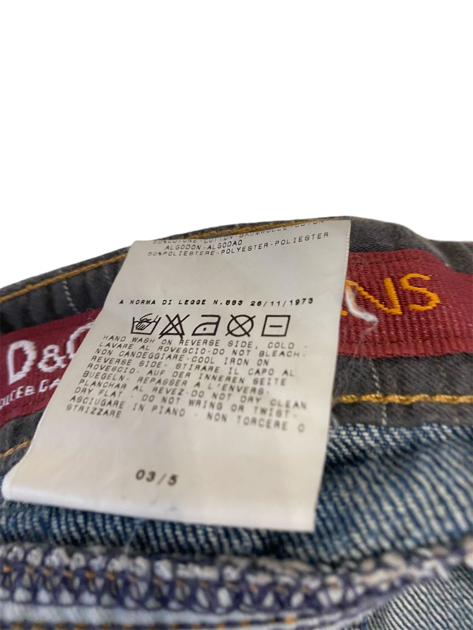 Jeans con cuciture a contrasto