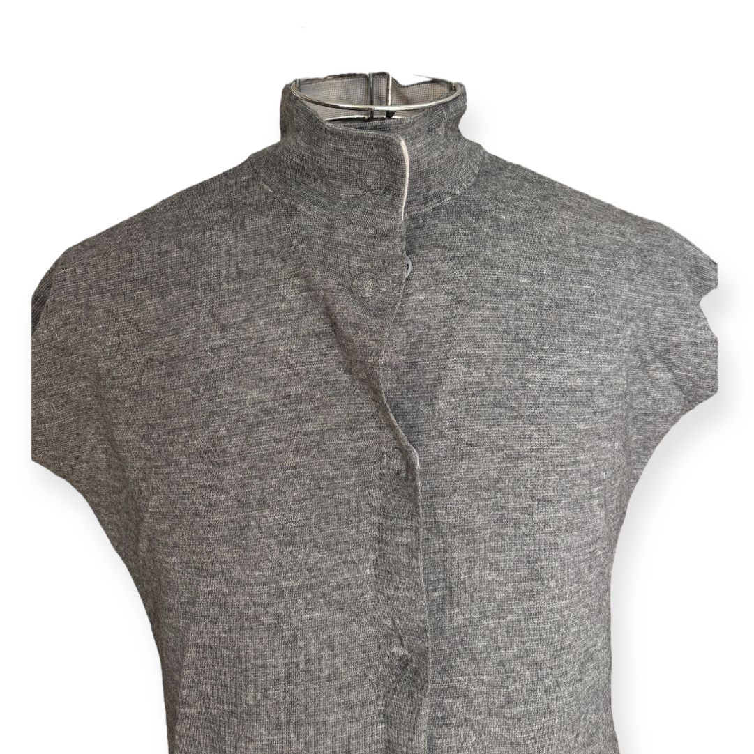 Maglia maniche corte con bottoni nascosti e colletto a contrasto