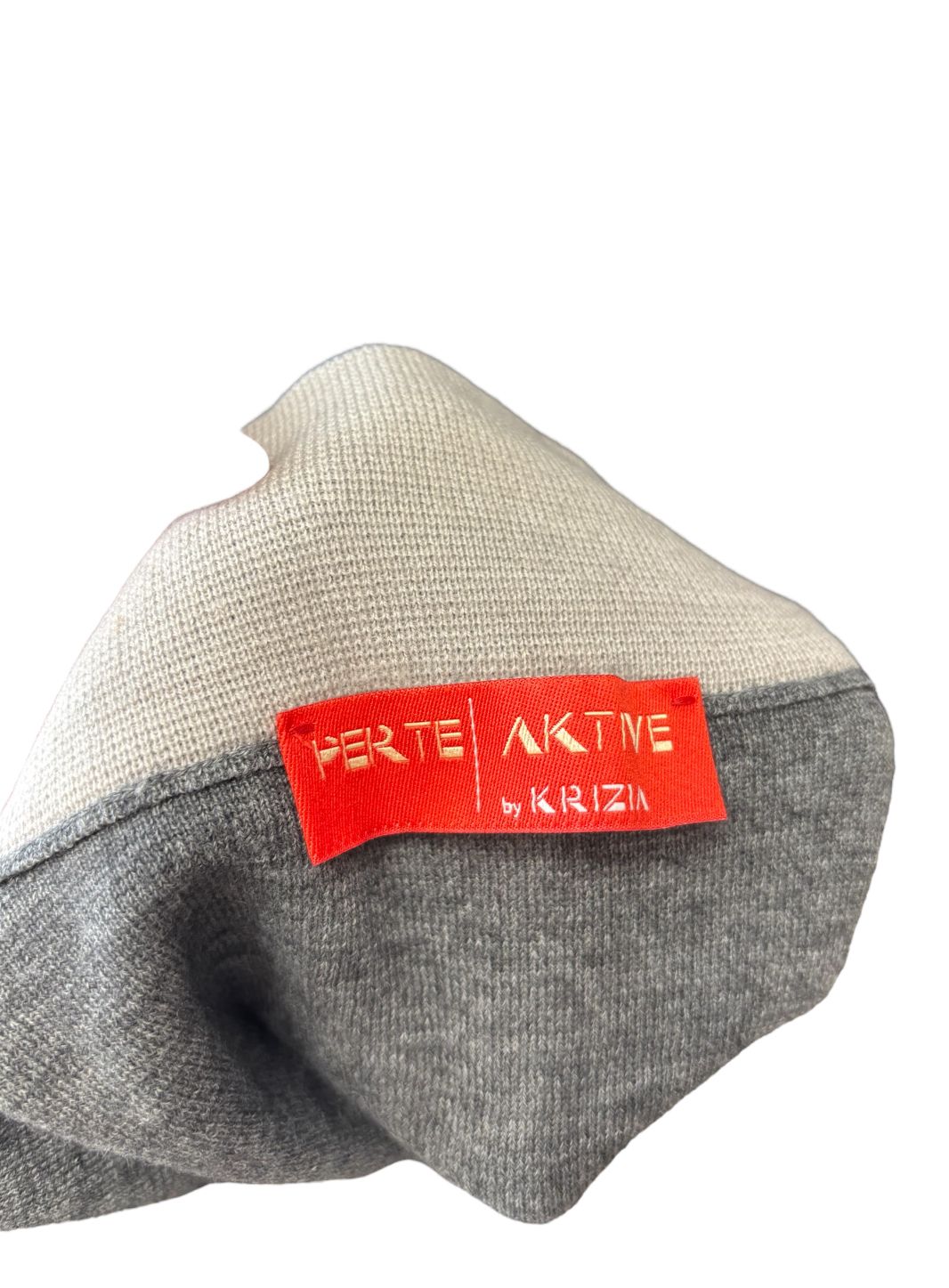 Maglia maniche corte con bottoni nascosti e colletto a contrasto