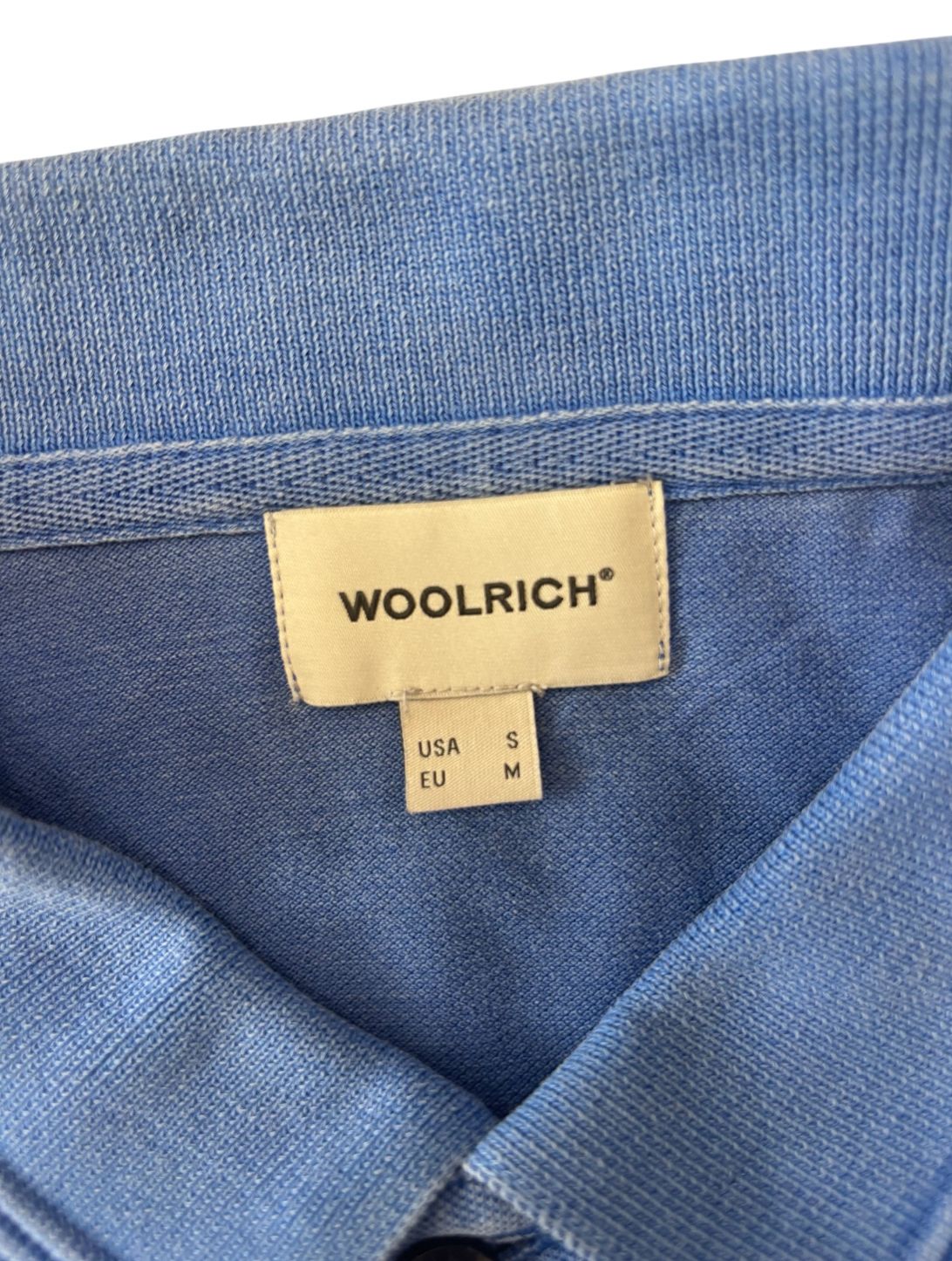 Polo basic con due bottoni e logo