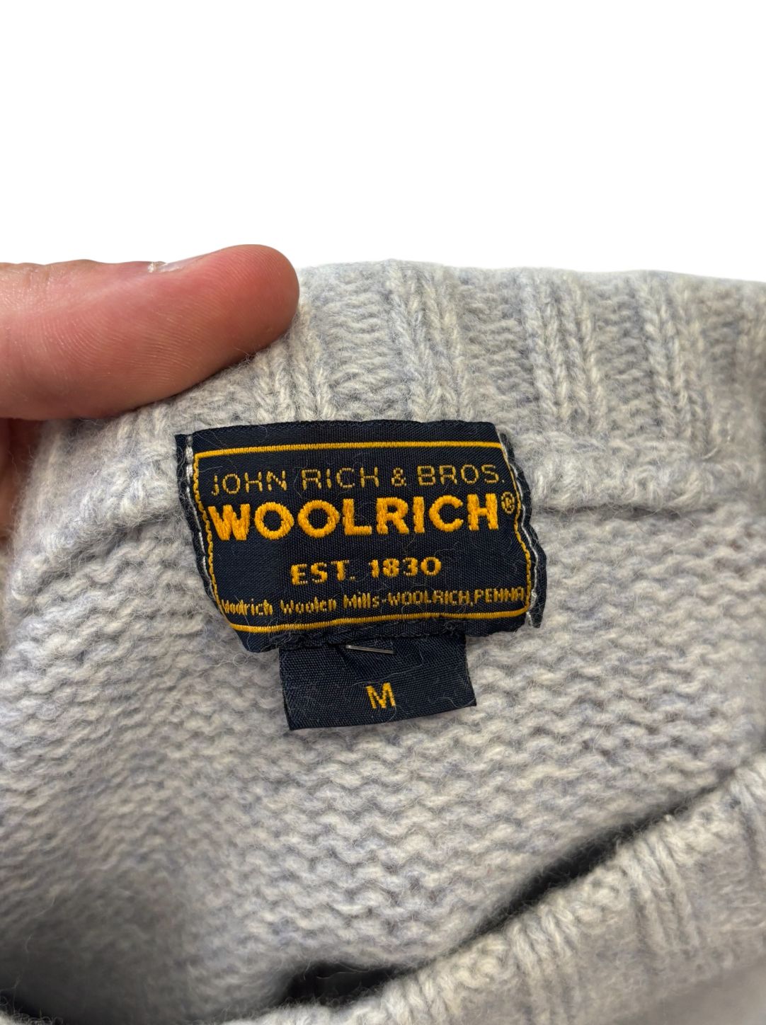 Maglione con girocollo e bordi a costine con logo