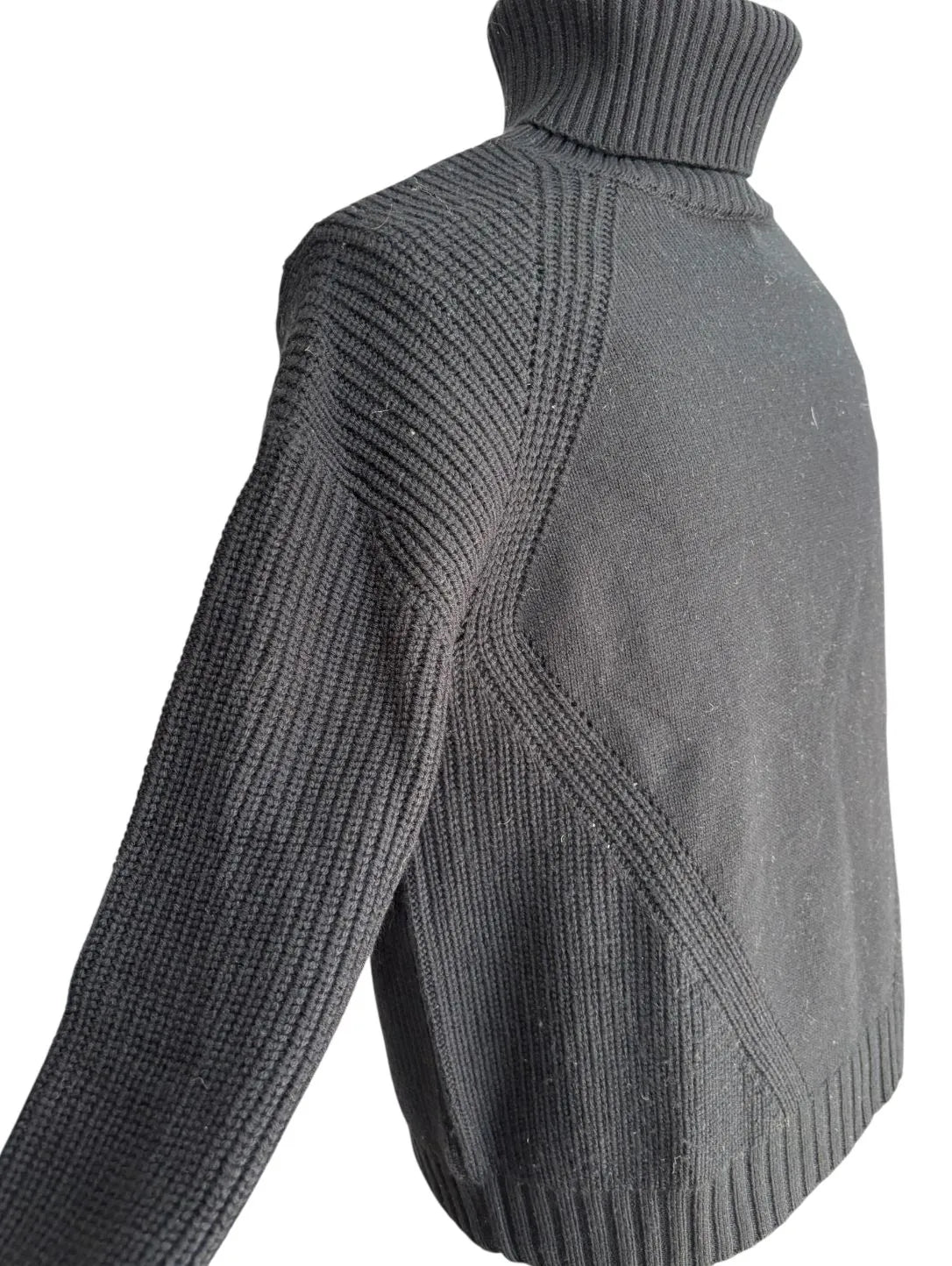 Maglia dolcevita con motivo intrecciato sulle maniche e con bordo e collo a costine