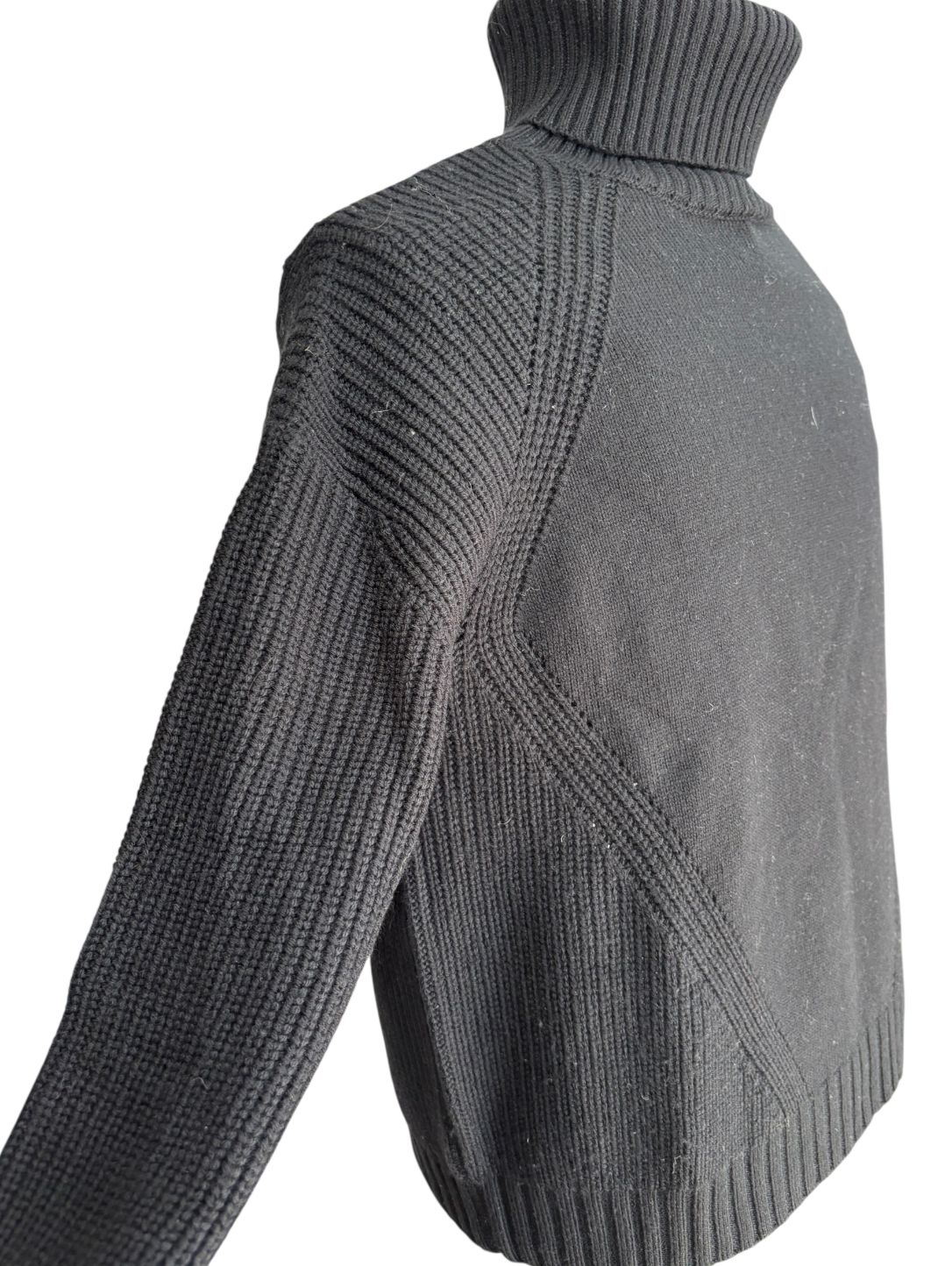 Maglia dolcevita con motivo intrecciato sulle maniche e con bordo e collo a costine