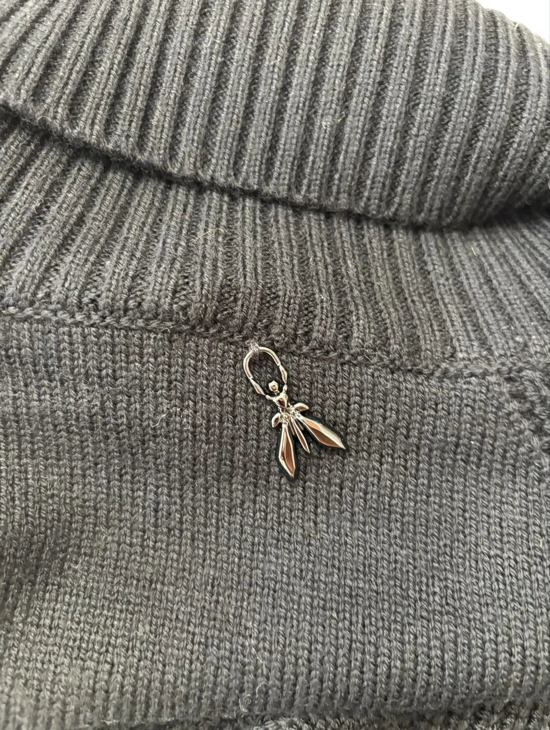 Maglia dolcevita con motivo intrecciato sulle maniche e con bordo e collo a costine