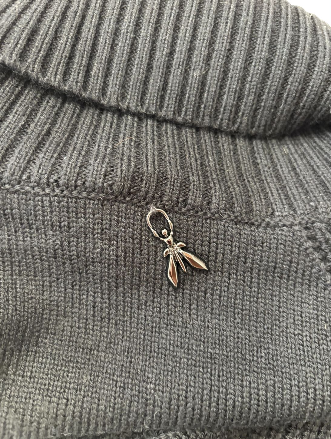 Maglia dolcevita con motivo intrecciato sulle maniche e con bordo e collo a costine