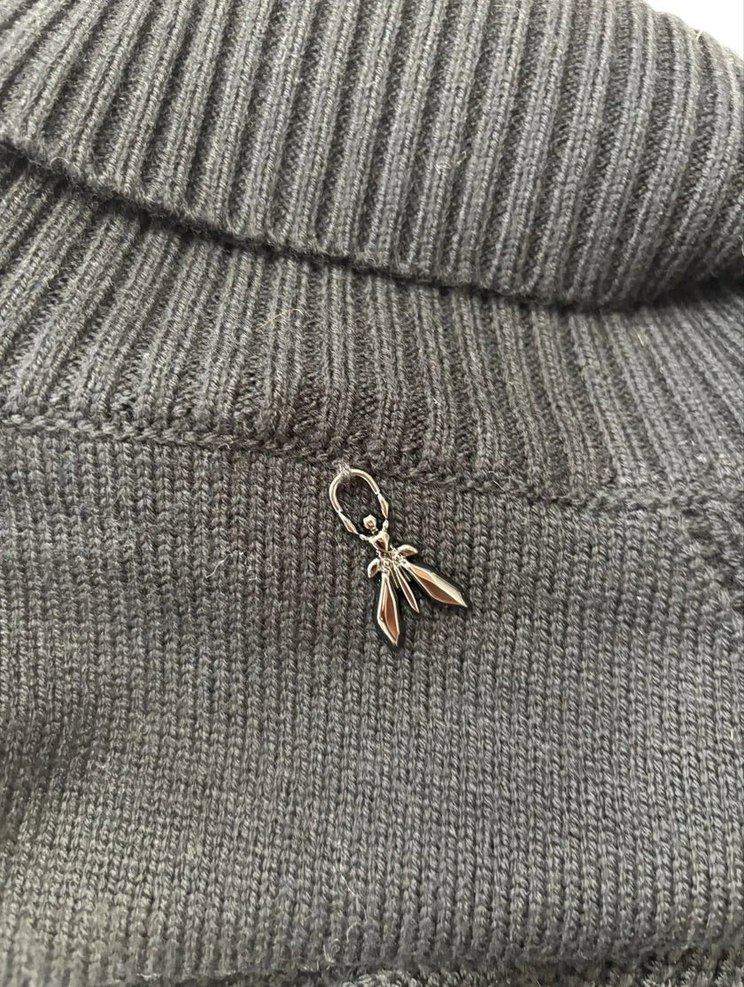 Maglia dolcevita con motivo intrecciato sulle maniche e con bordo e collo a costine