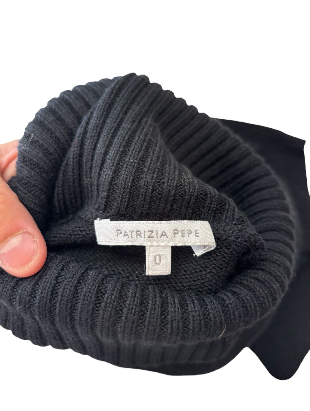 Maglia dolcevita con motivo intrecciato sulle maniche e con bordo e collo a costine