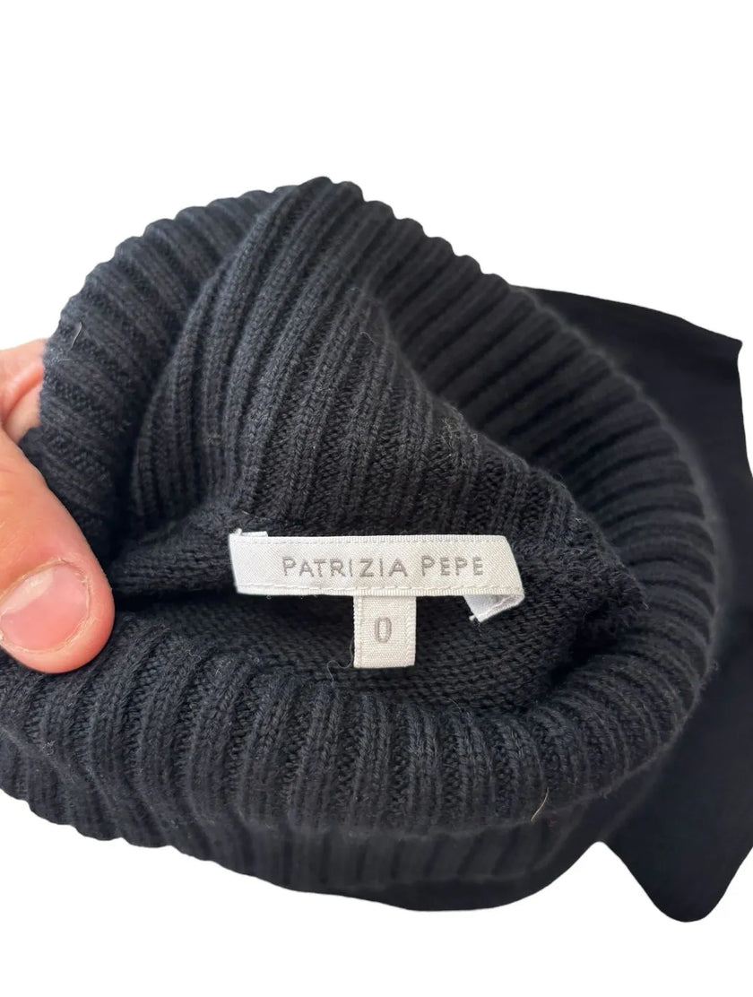 Maglia dolcevita con motivo intrecciato sulle maniche e con bordo e collo a costine