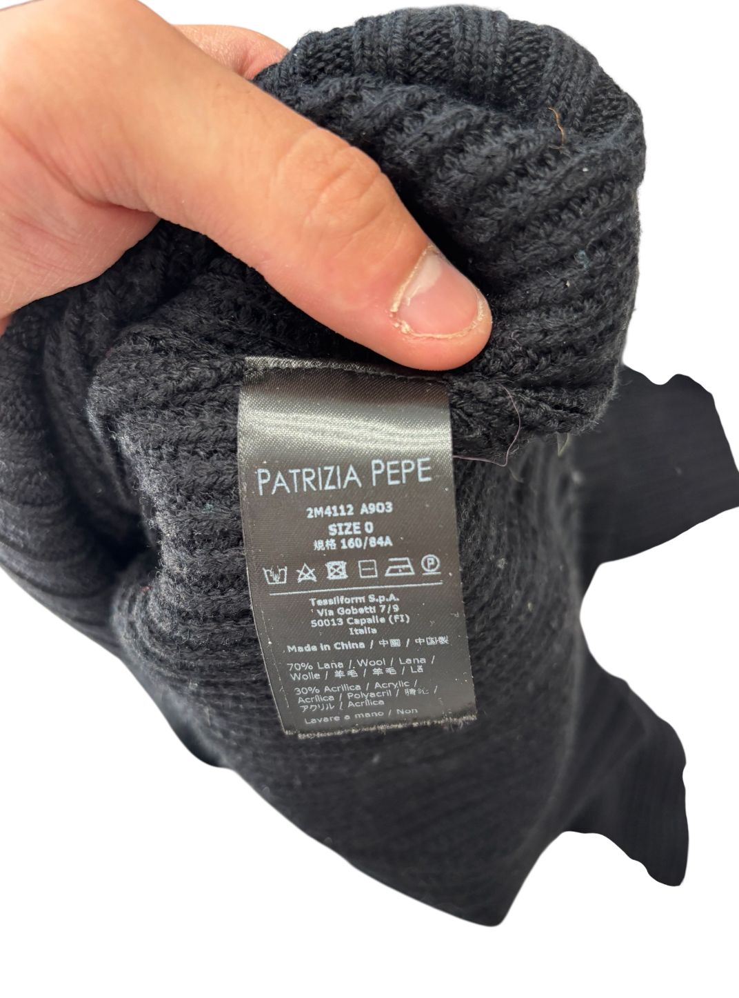 Maglia dolcevita con motivo intrecciato sulle maniche e con bordo e collo a costine