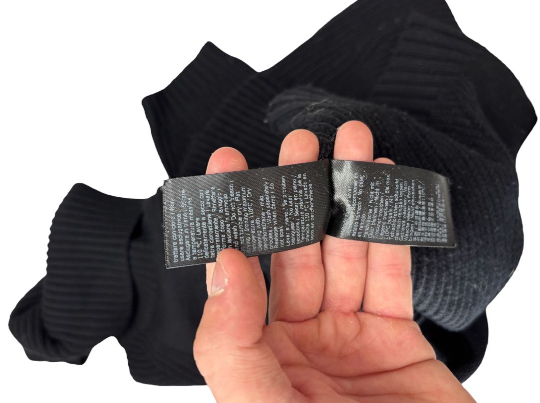 Maglia dolcevita con motivo intrecciato sulle maniche e con bordo e collo a costine