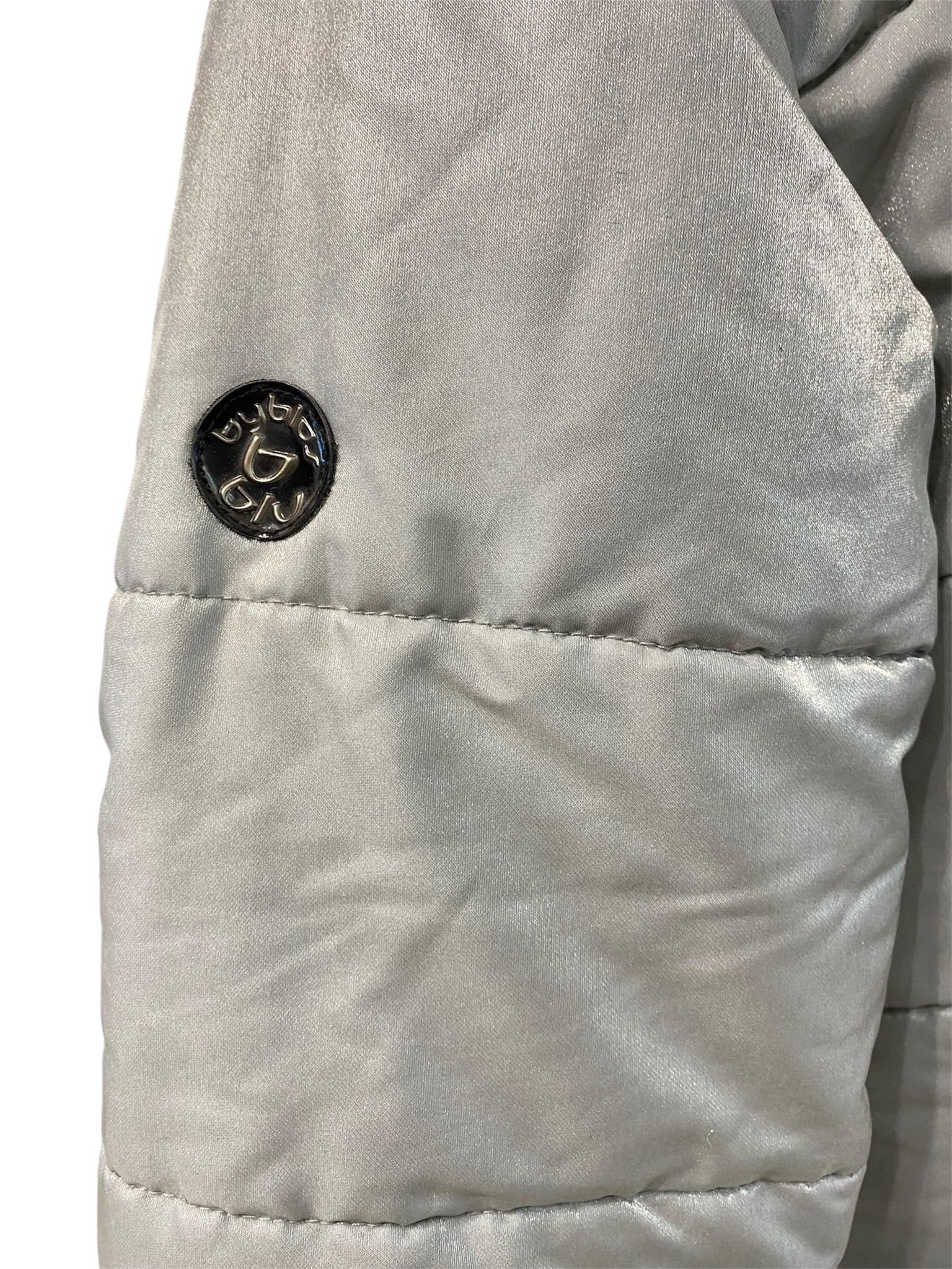 Piumino imbottito con collo alto e bottoni