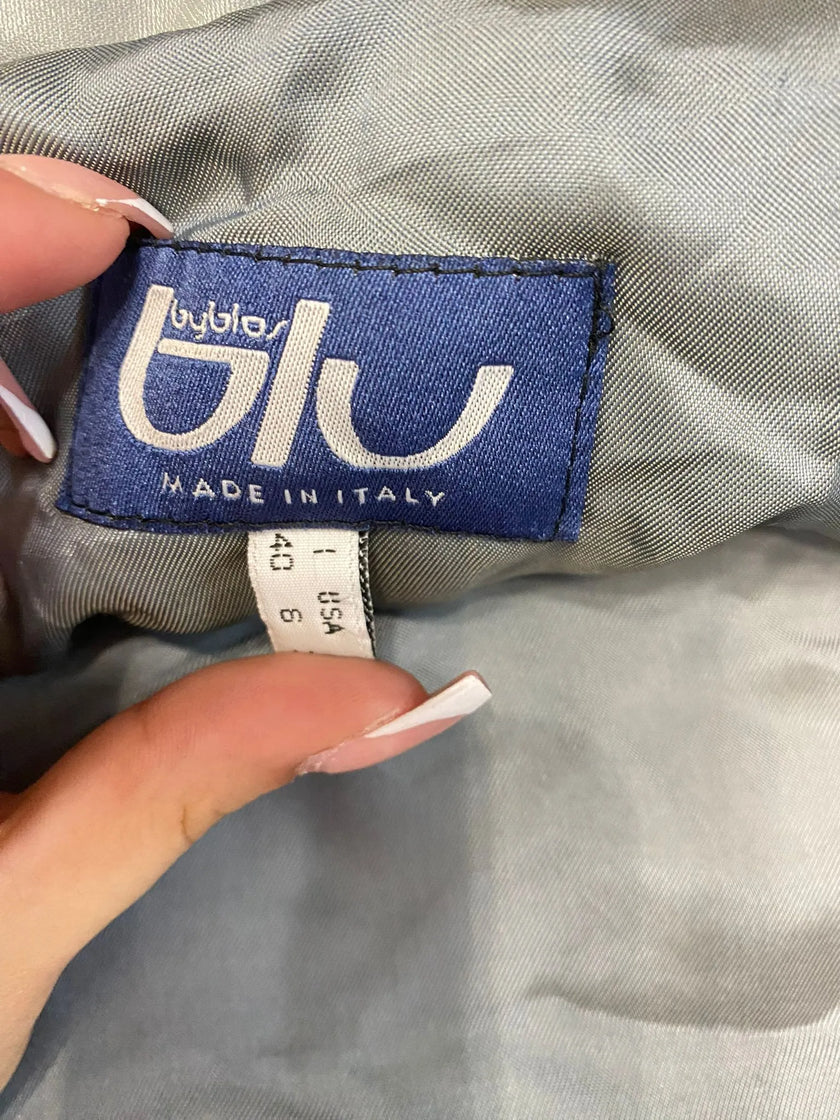 Piumino imbottito con collo alto e bottoni