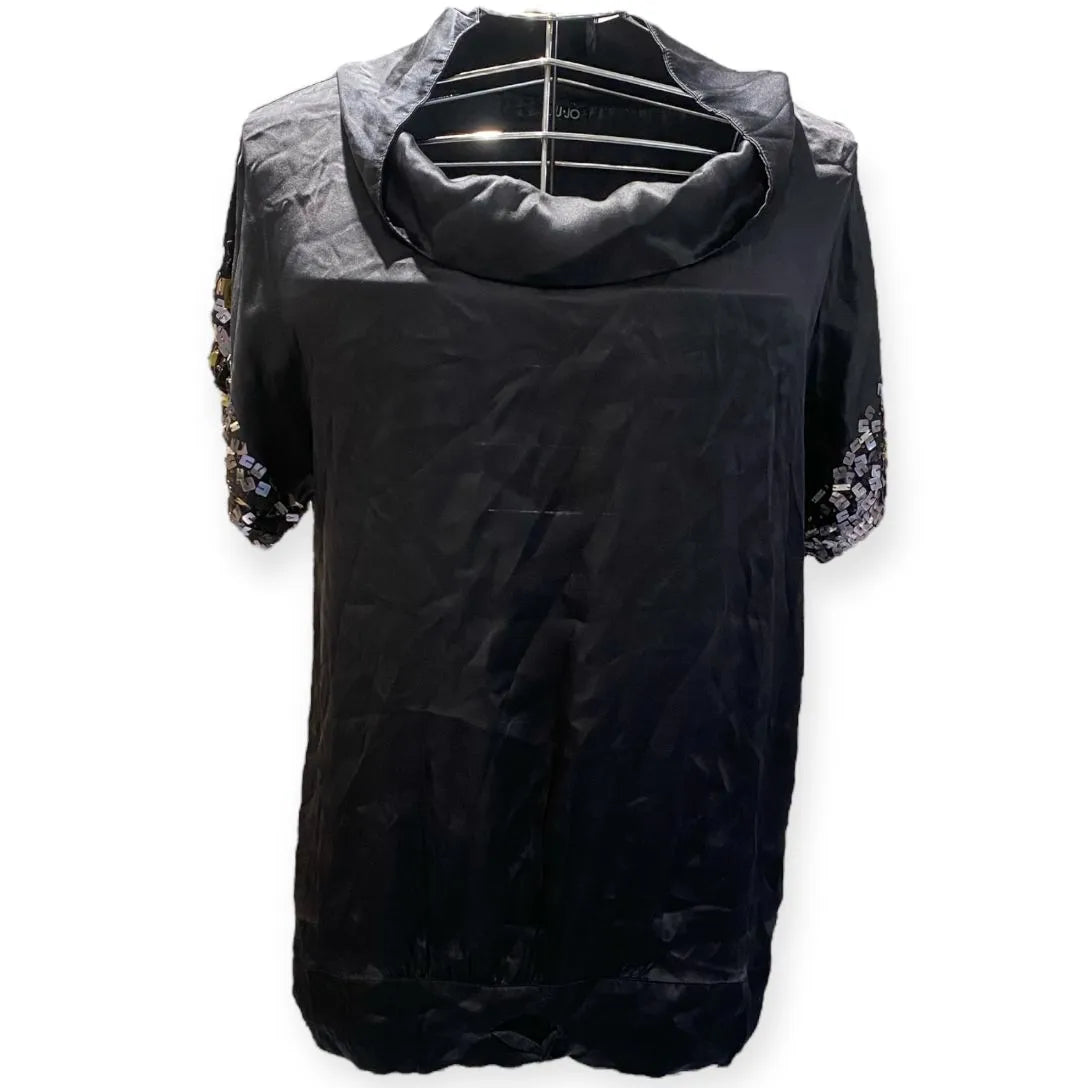 T-shirt con collo sciallato e dettagli strass sulle maniche
