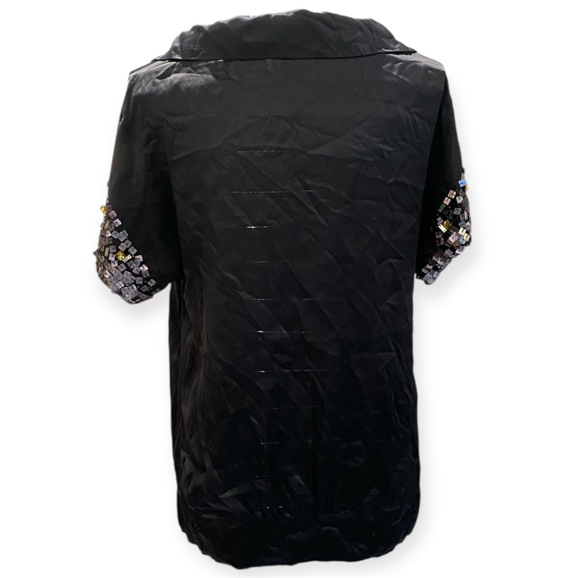 T-shirt con collo sciallato e dettagli strass sulle maniche