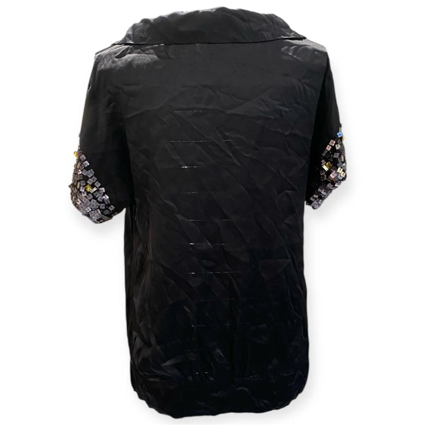 T-shirt con collo sciallato e dettagli strass sulle maniche