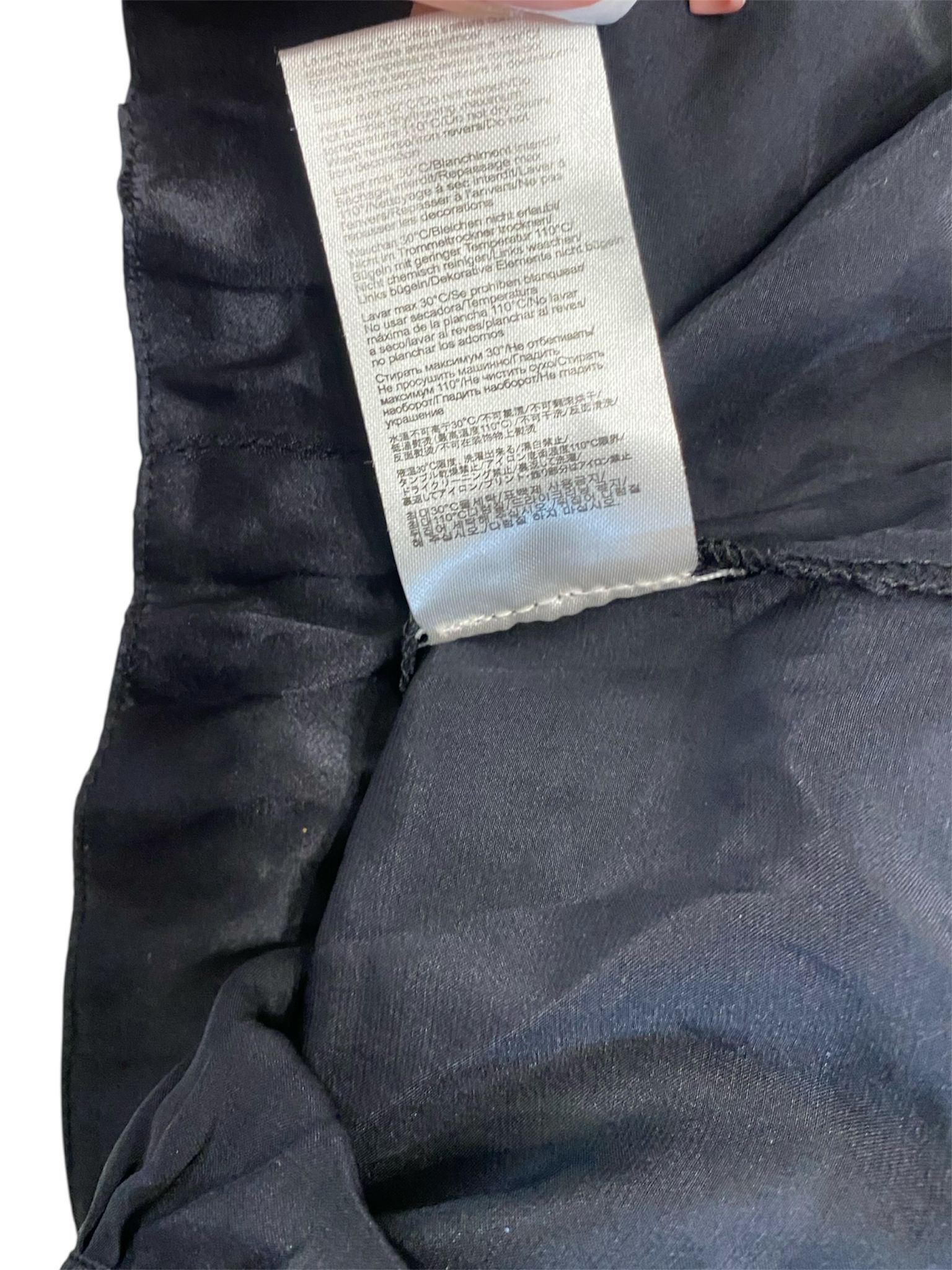 T-shirt con collo sciallato e dettagli strass sulle maniche