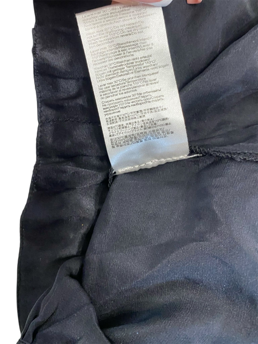 T-shirt con collo sciallato e dettagli strass sulle maniche