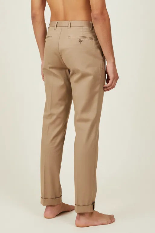 Pantalone con pence e risvolto