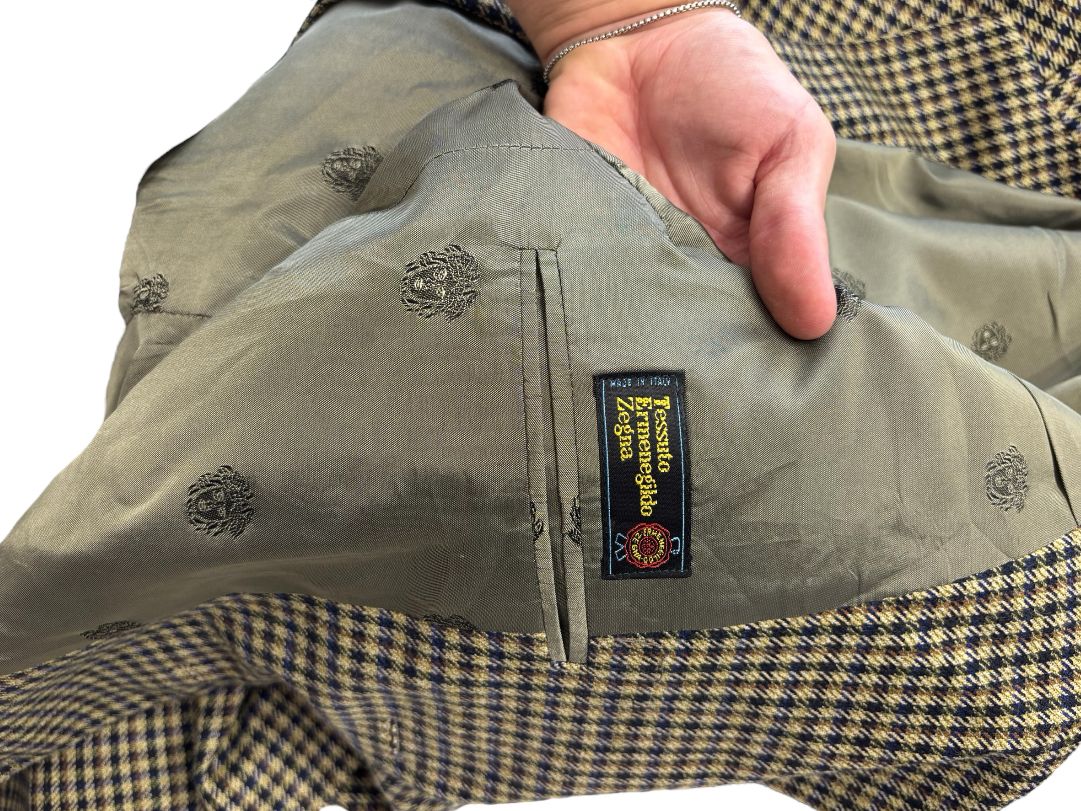 Giacca monopetto con due bottoni con fantasia a quadretti