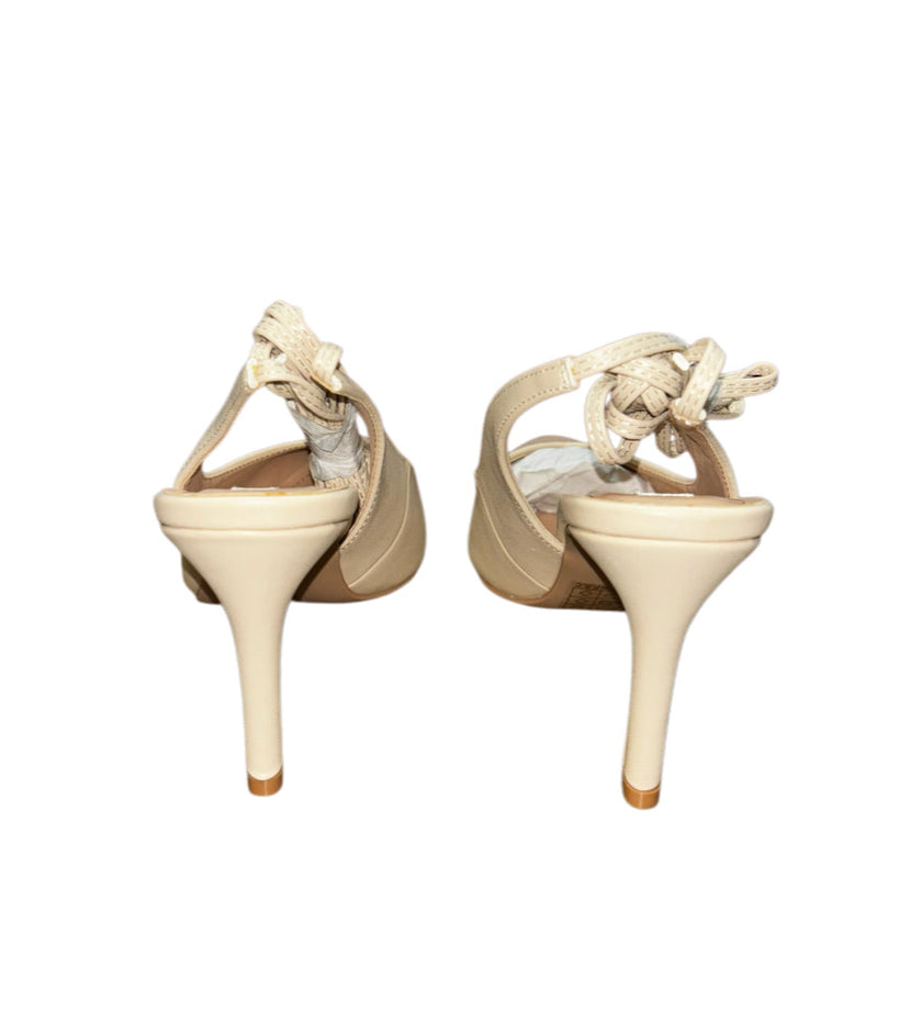 Décolleté in eco pelle con punta e chiusura con laccio tacco 10