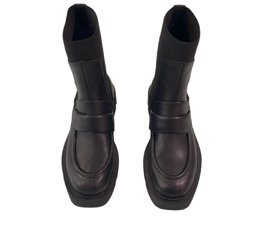 Stivaletto in pelle con elastico sul lato e suola a carrarmato PIXY