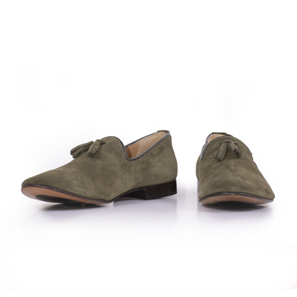 Mocassino in pelle scamosciato forato con nappine