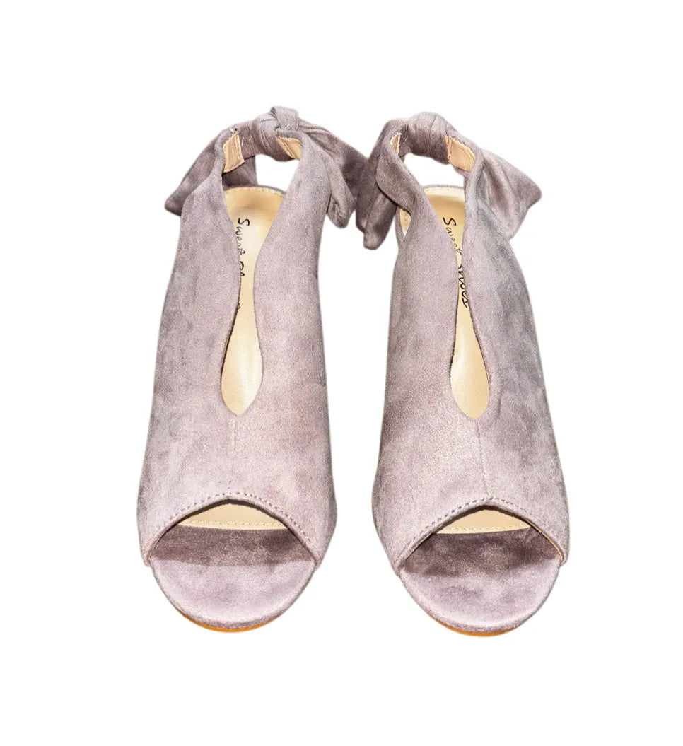 Sandalo in eco pelle scamosciato chiusura con fiocco tacco 10