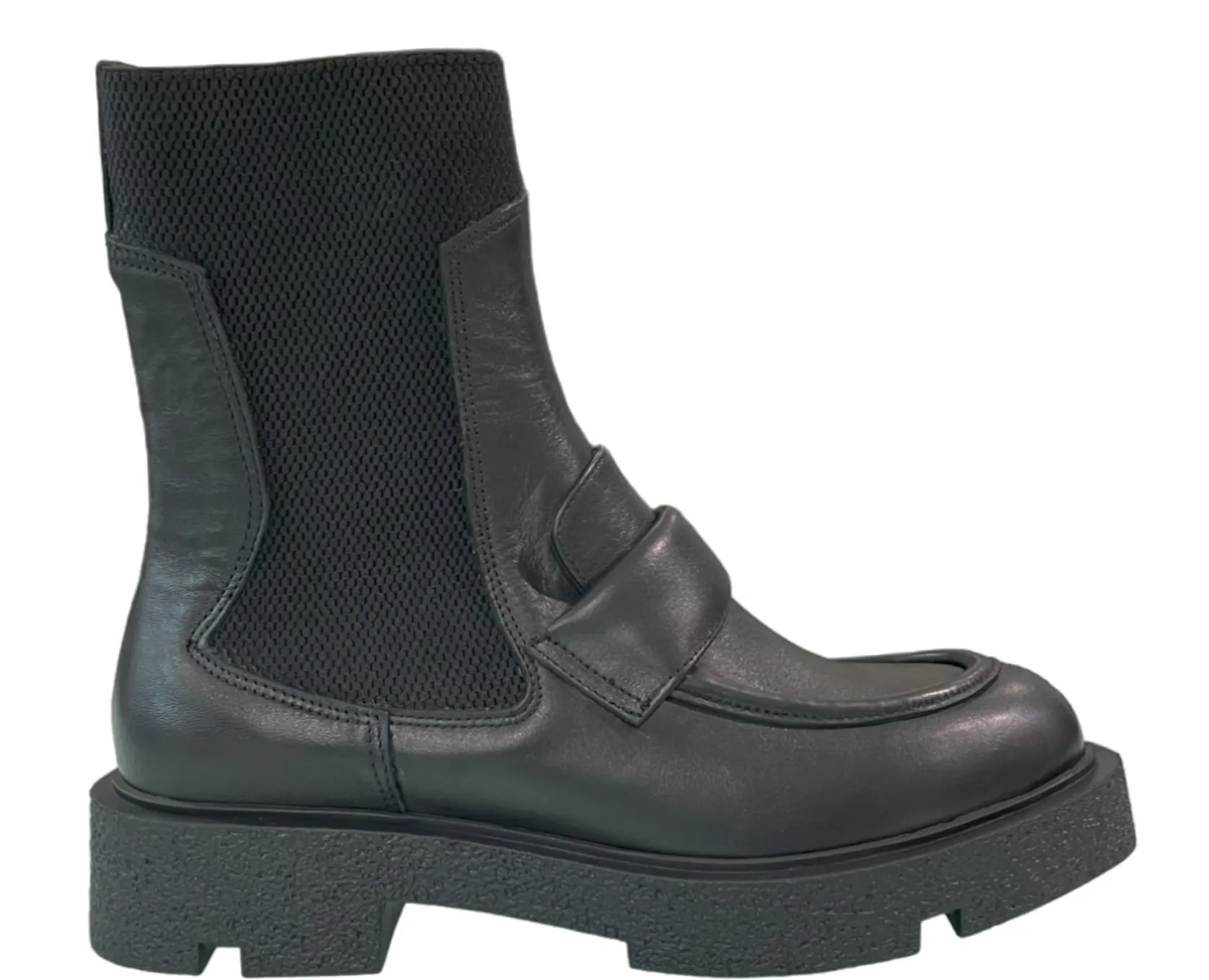 Stivaletto in pelle con elastico sul lato e suola a carrarmato PIXY