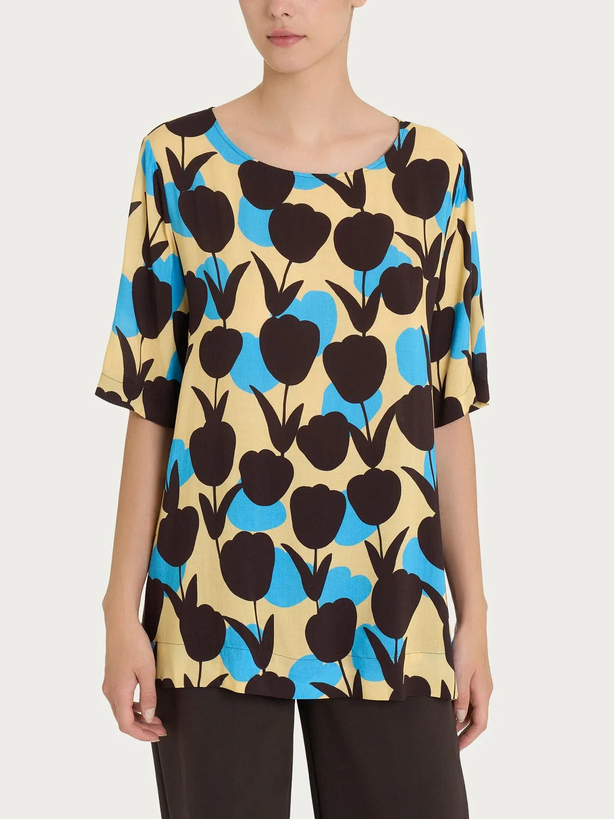 Blusa girocollo con macro tulips pattern in Ecoseta RAGNO