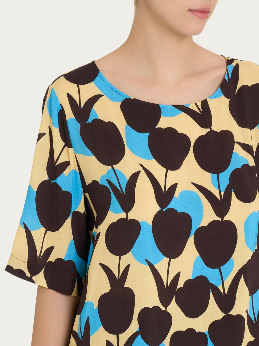 Blusa girocollo con macro tulips pattern in Ecoseta RAGNO